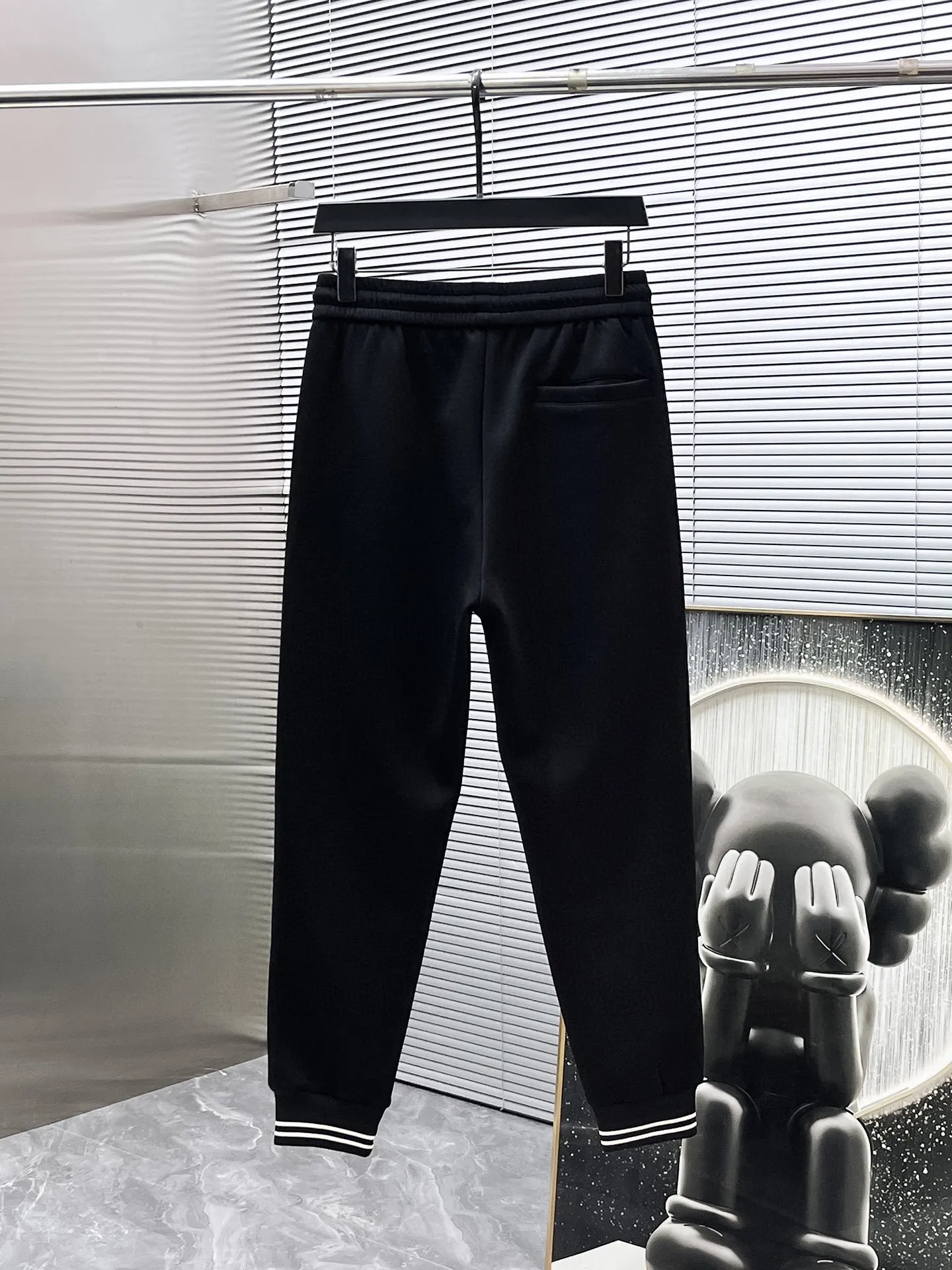🅿️720 LV hot-selling suit is coming. Focus on the original version of the official website. 2025 new hot-selling cardigan suit. The original order is the best. 🇭🇰The meticulous work of top designers. It has a fitting and perfect upper body effect. All-natural high-quality Tencel Roman cotton 100%, close-fitting comfort, noble and elegant! Original hardware embodies elegance and nobility! Counter size: M-3XL (maximum wear up to 190 pounds)